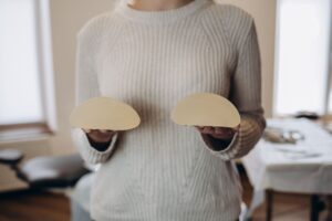 Fühlen sich Implantate wie echte Brüste an?